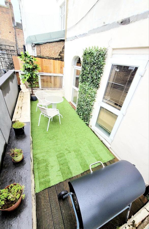 One Bedroom With A Terrace In Angel Apartment
